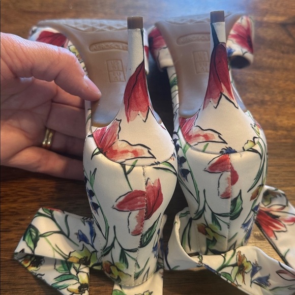 Aerosoles lovely flowery ankle tie shoes size 6.5 as new condition. - Picture 4 of 6